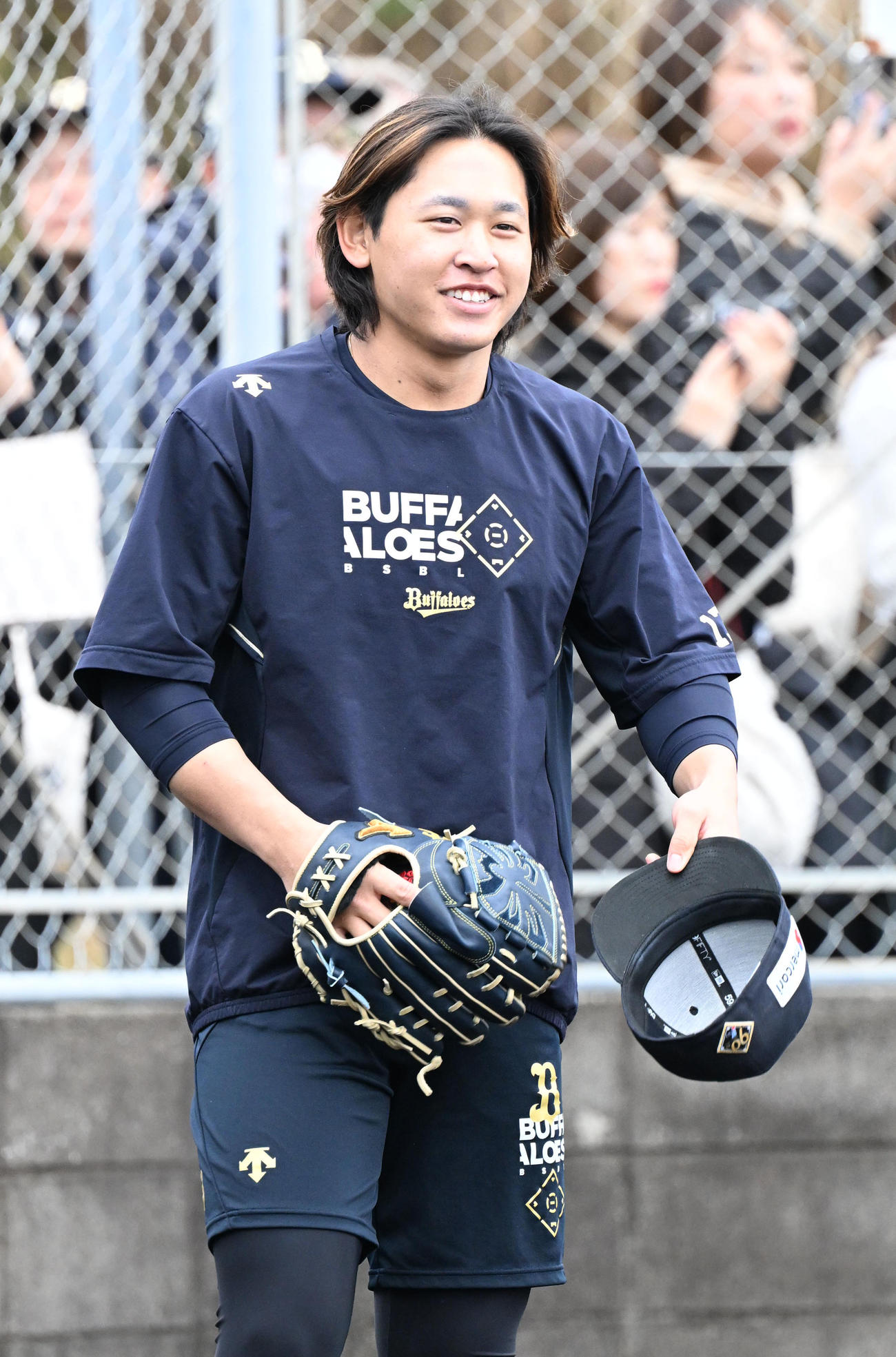 キャッチボール中、明るい表情を見せるオリックス宮城（撮影・和賀正仁）