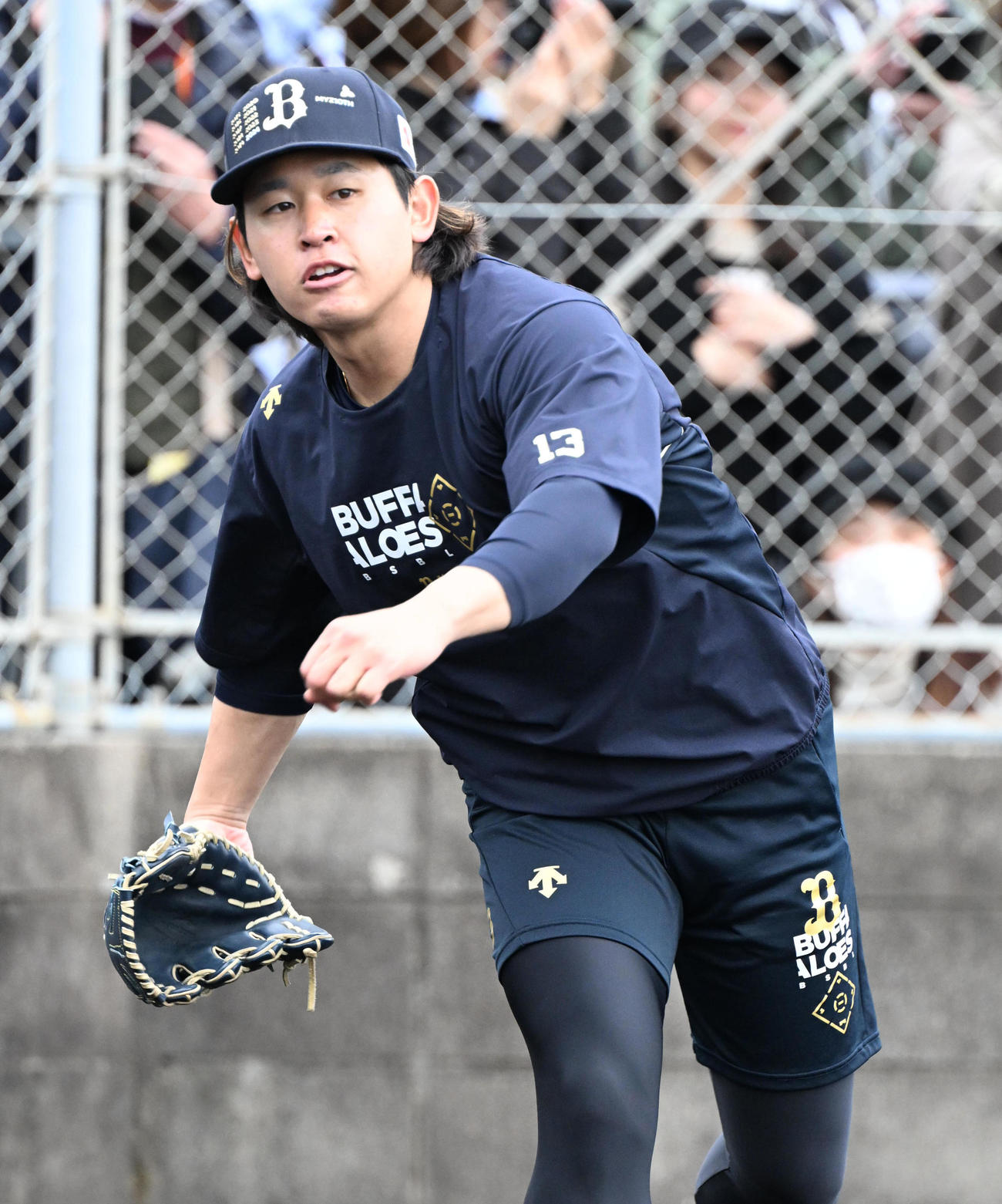 力を込めキャッチボールするオリックス宮城（撮影・和賀正仁）
