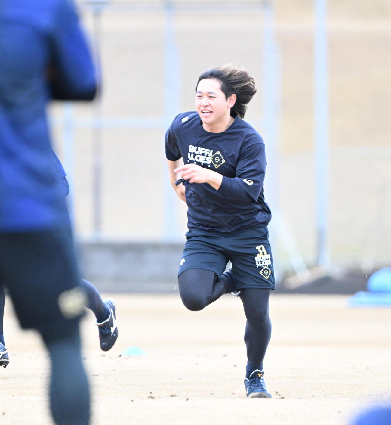 復持久走で髪をなびかせながら懸命に走るオリックス宮城（撮影・和賀正仁）