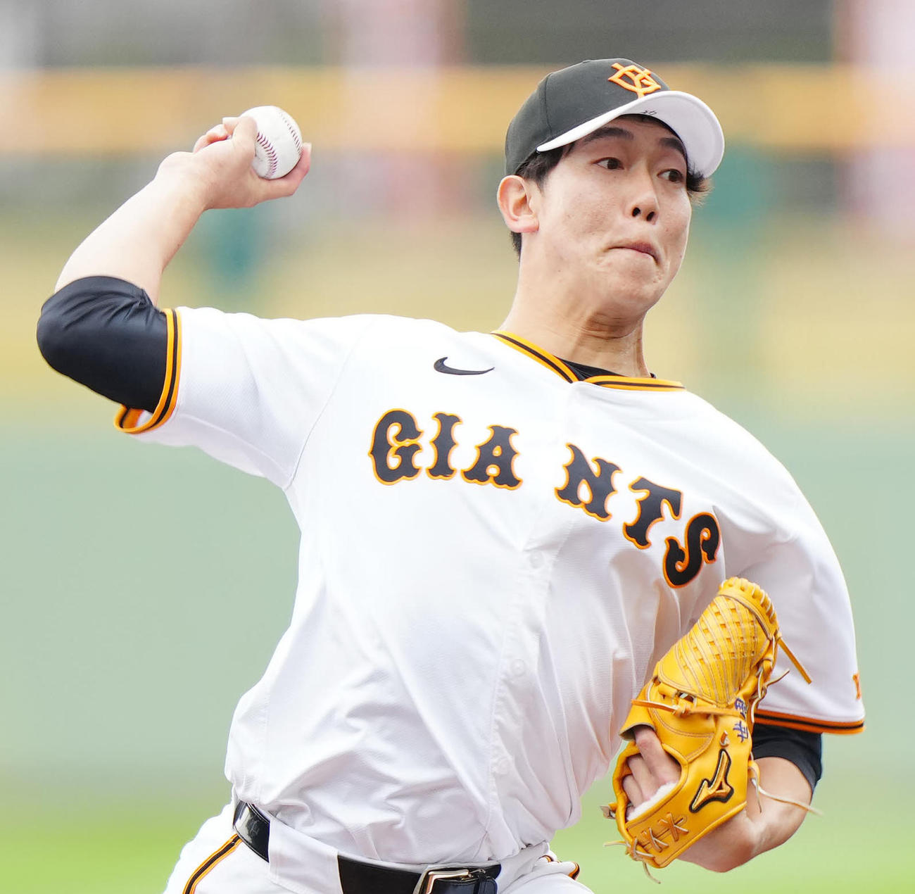 投内連係の練習に臨む巨人畠（撮影・江口和貴）