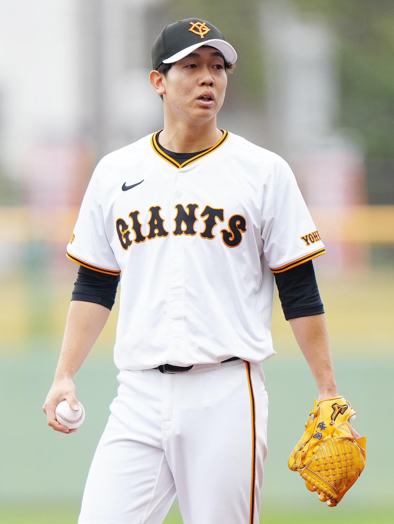 投内連係練習に臨む巨人畠（撮影・江口和貴）