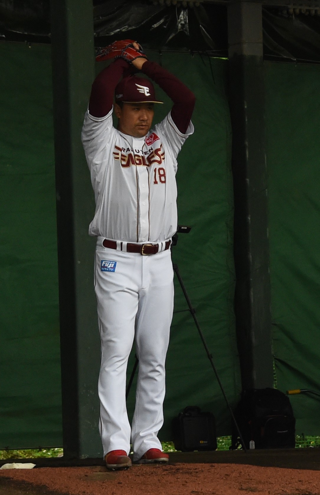 ブルペンで振りかぶる楽天田中将（撮影・古川真弥）