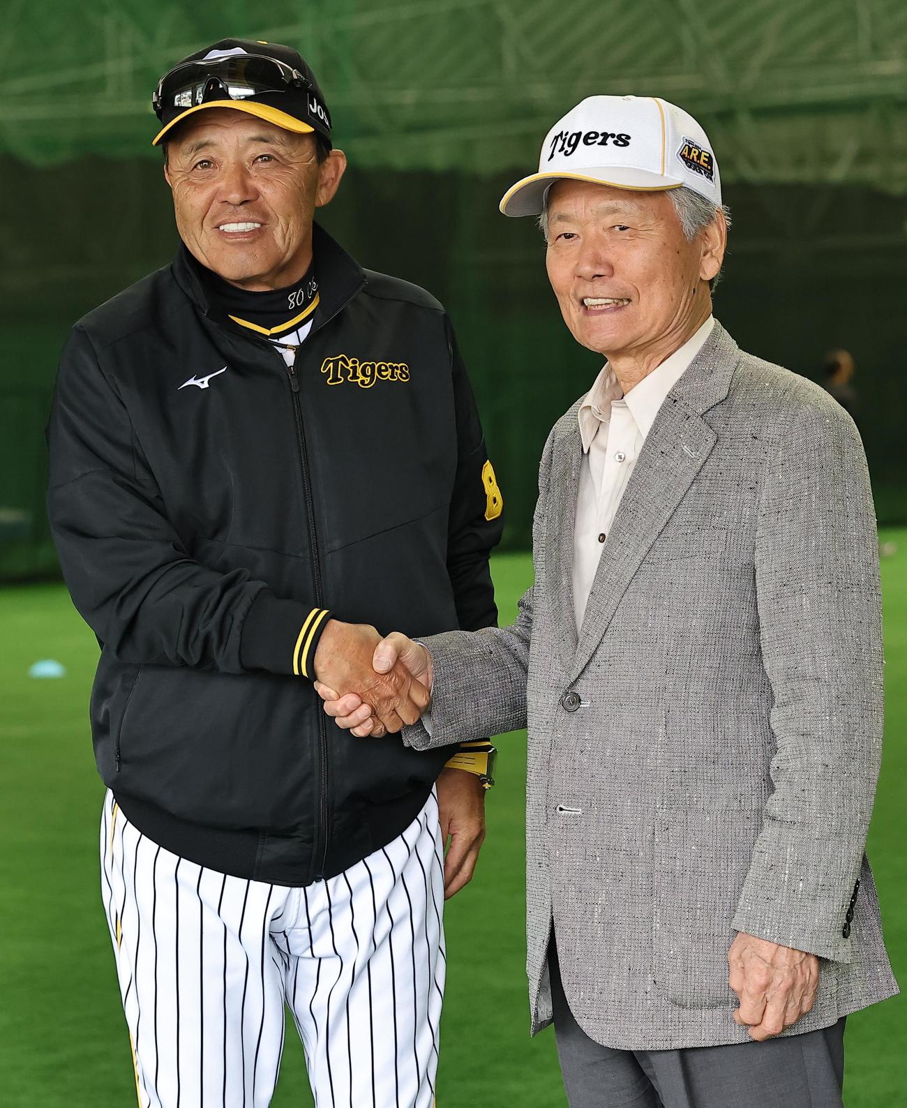 阪神キャンプを訪れた榊原コミッショナー(右)と握手を交わす岡田監督（撮影・上田博志）