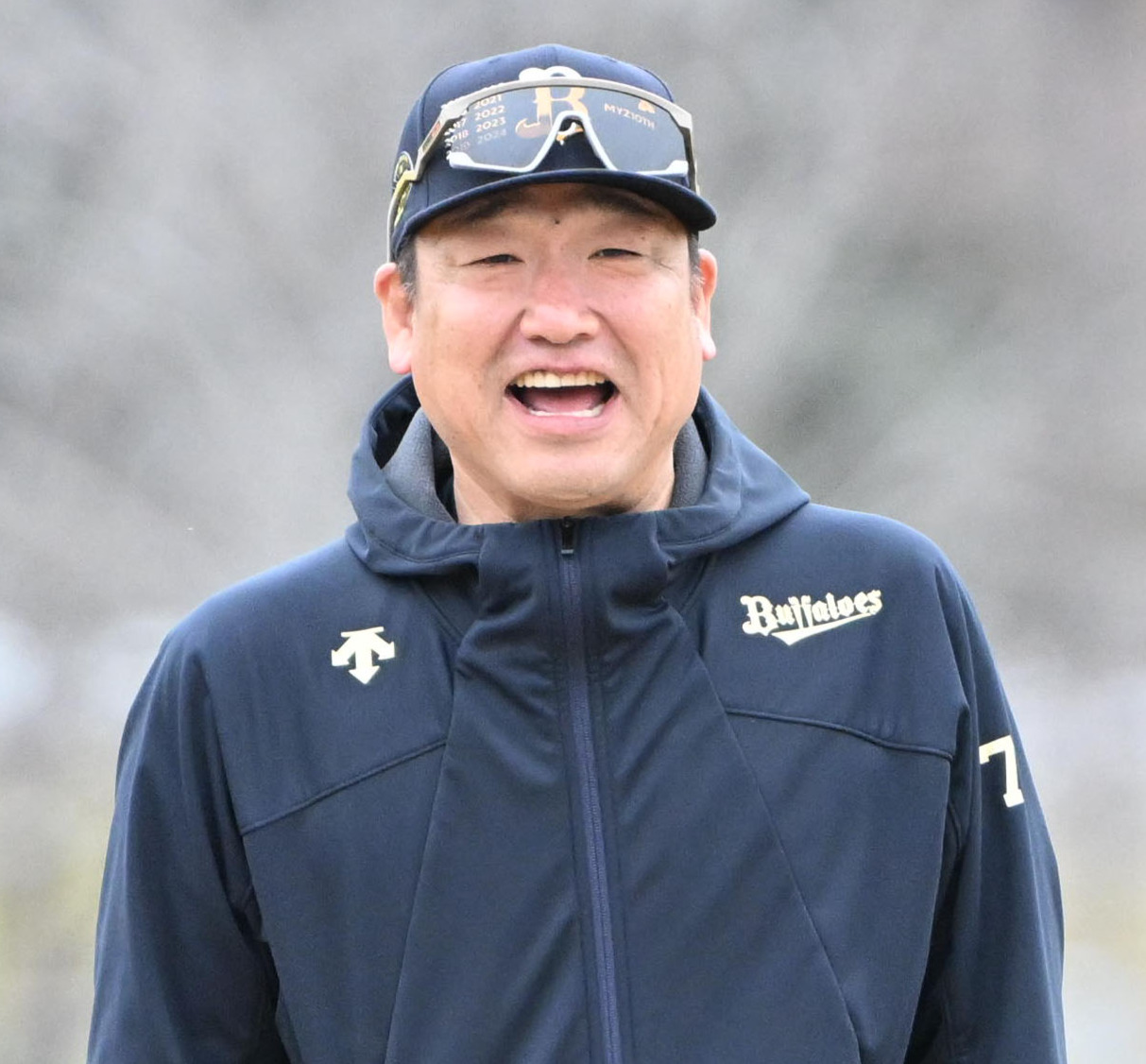 往復持久走で選手にハッパを掛けるオリックス中嶋監督（撮影・和賀正仁）