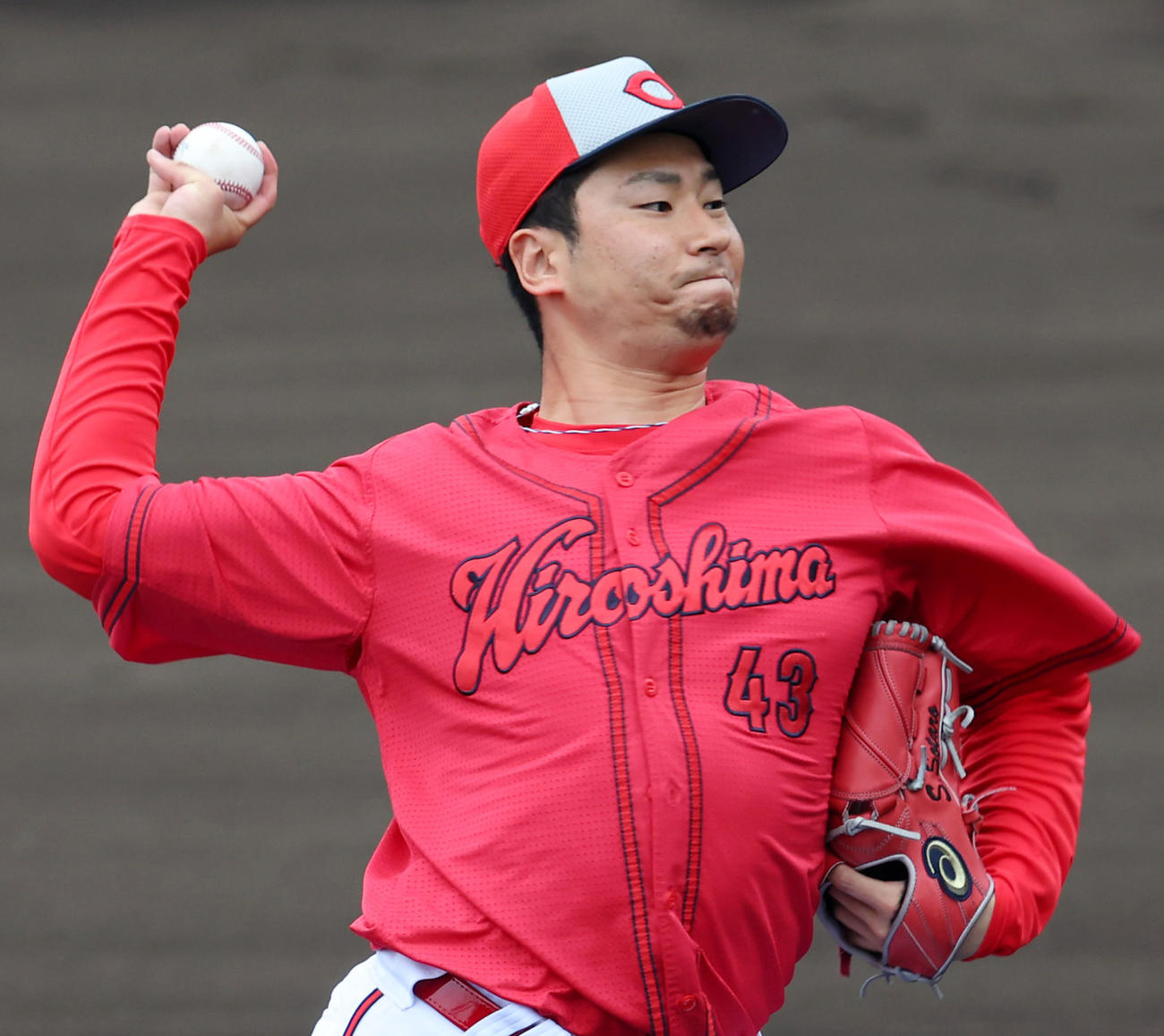 シート打撃に登板する広島島内（撮影・前田充）