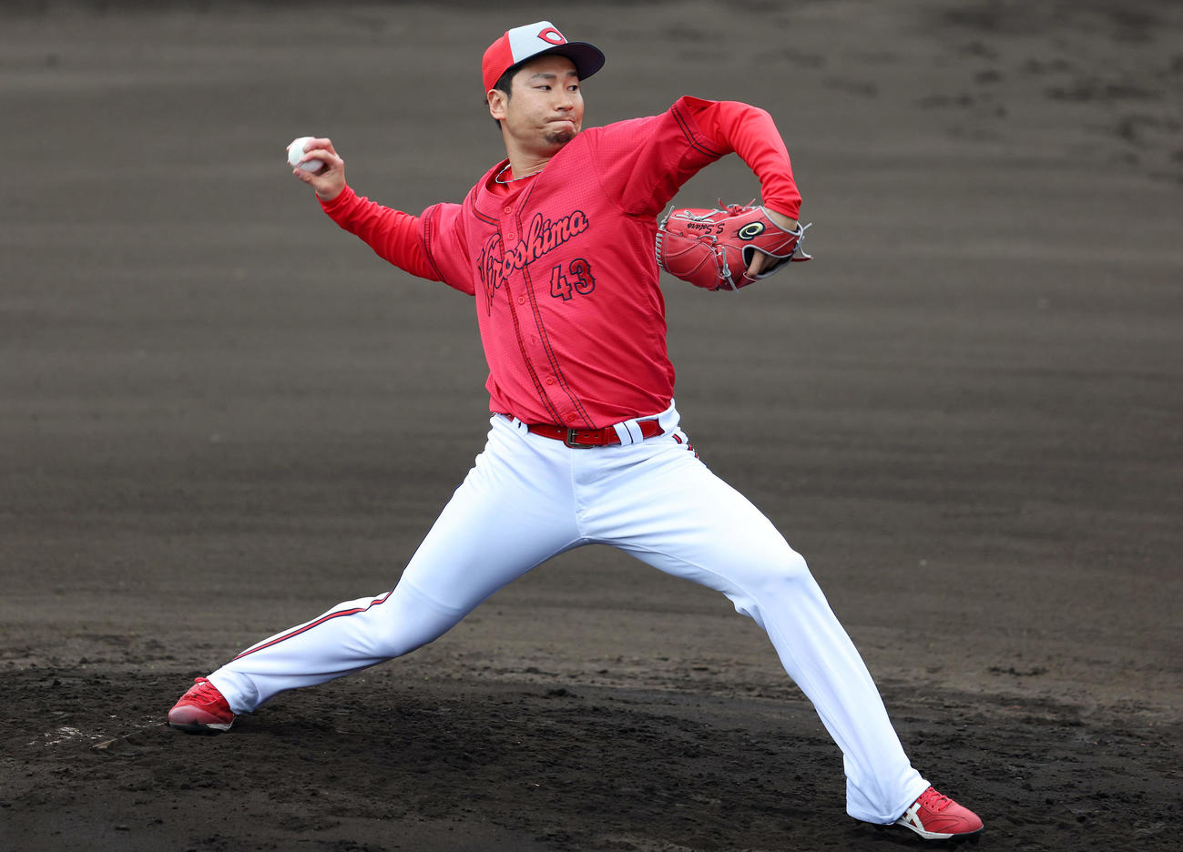 シート打撃に登板する広島島内（撮影・前田充）