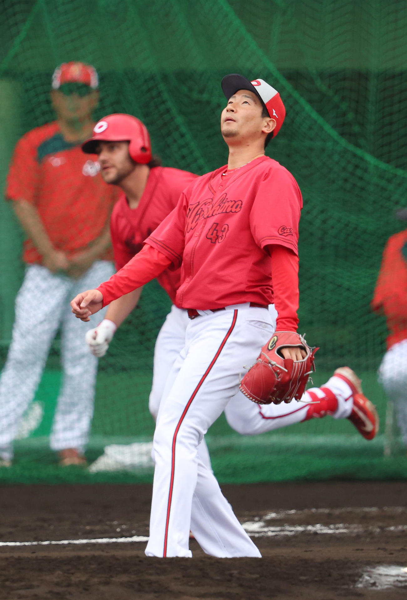 シート打撃で広島シャイナー（左）を右飛に仕留める島内（撮影・前田充）