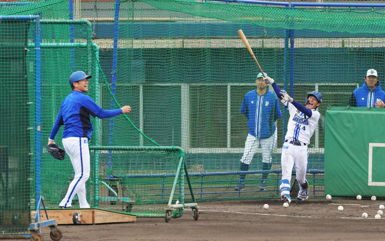 特打で打撃投手をするDeNA三浦監督（左）から鋭い打球を連発する度会（撮影・横山健太）