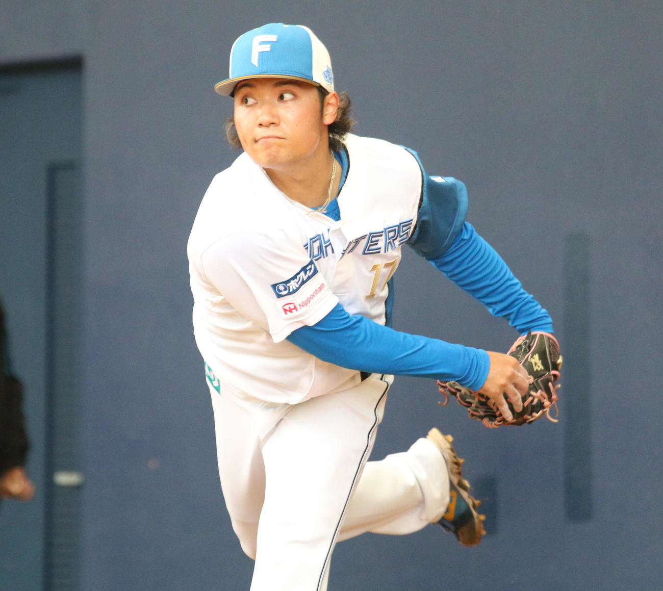 名護キャンプでブルペン入りした日本ハム伊藤（撮影・木下大輔）