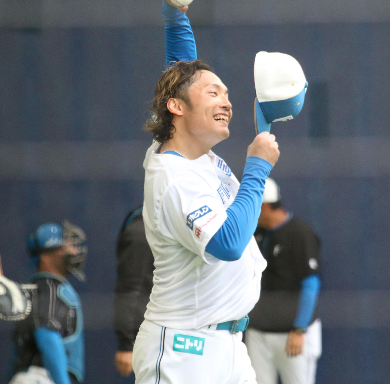 名護キャンプでブルペン入りし、投げ終わりで笑顔を見せる日本ハム伊藤（撮影・木下大輔）