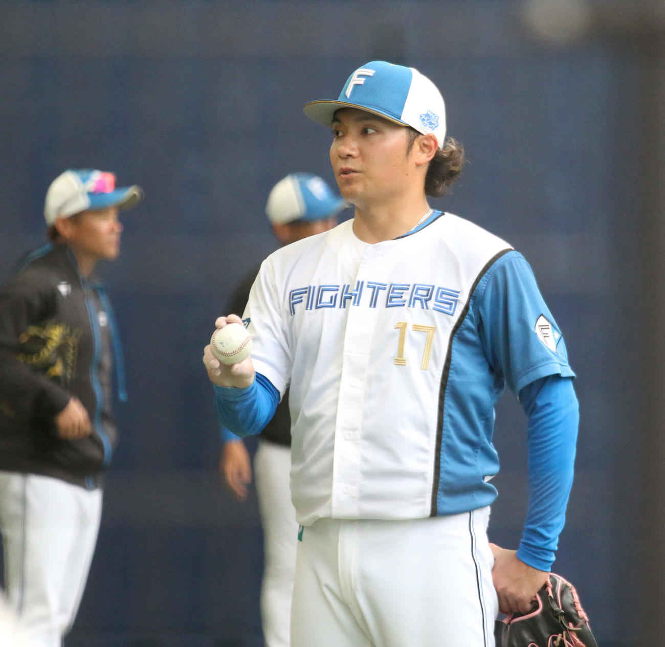 名護キャンプでブルペン入りした日本ハム伊藤（撮影・木下大輔）