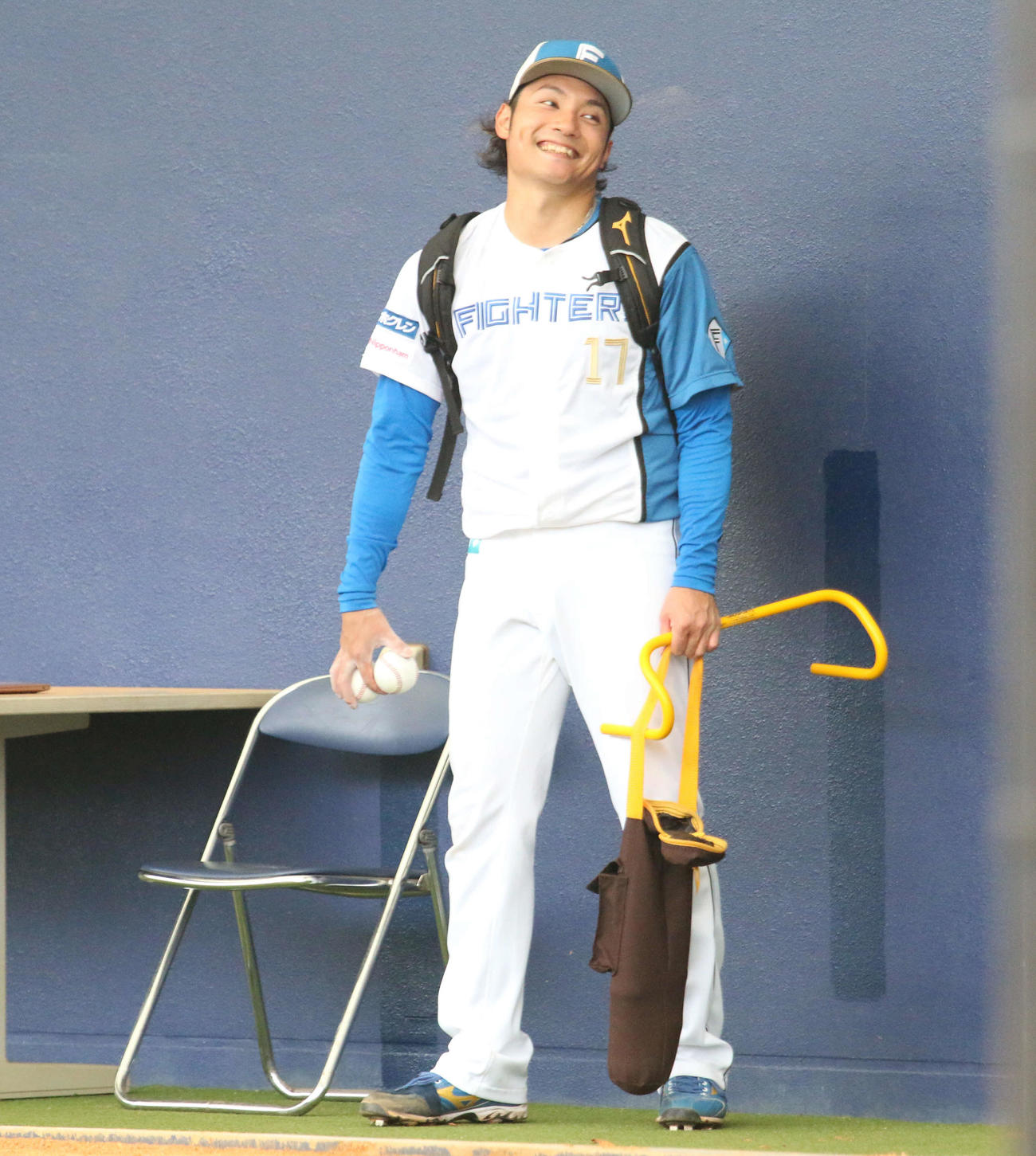 名護キャンプでブルペン入りし、投げ終わりで笑顔を見せる日本ハム伊藤（撮影・木下大輔）