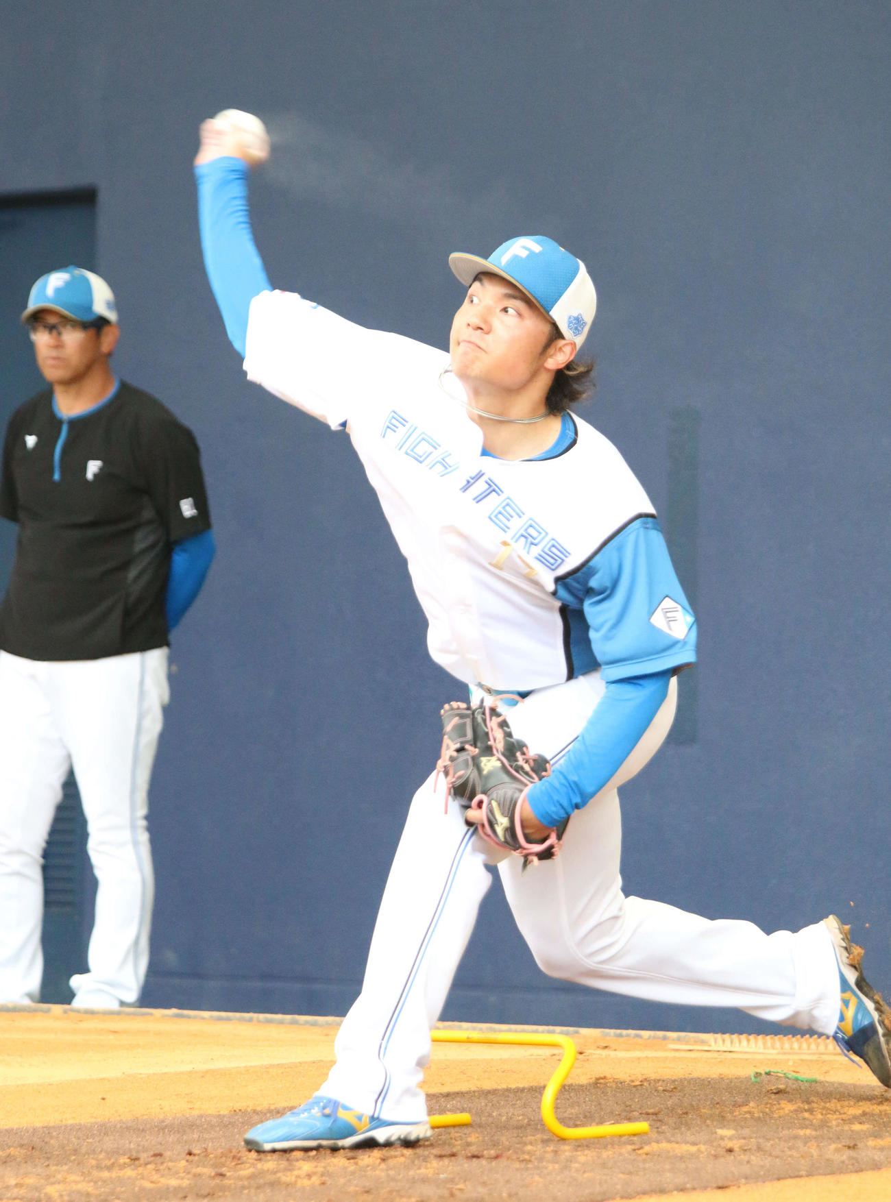名護キャンプでブルペン入りした日本ハム伊藤（撮影・木下大輔）