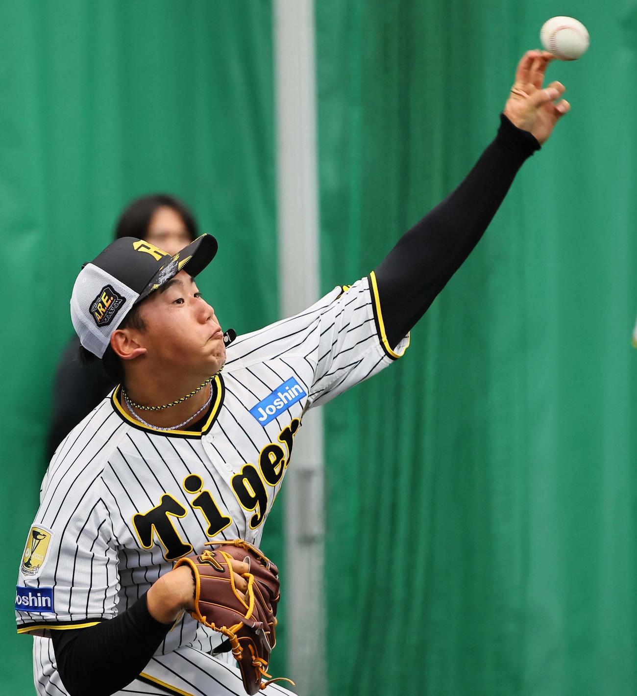 ブルペンで投球練習をする門別（撮影・上田博志）