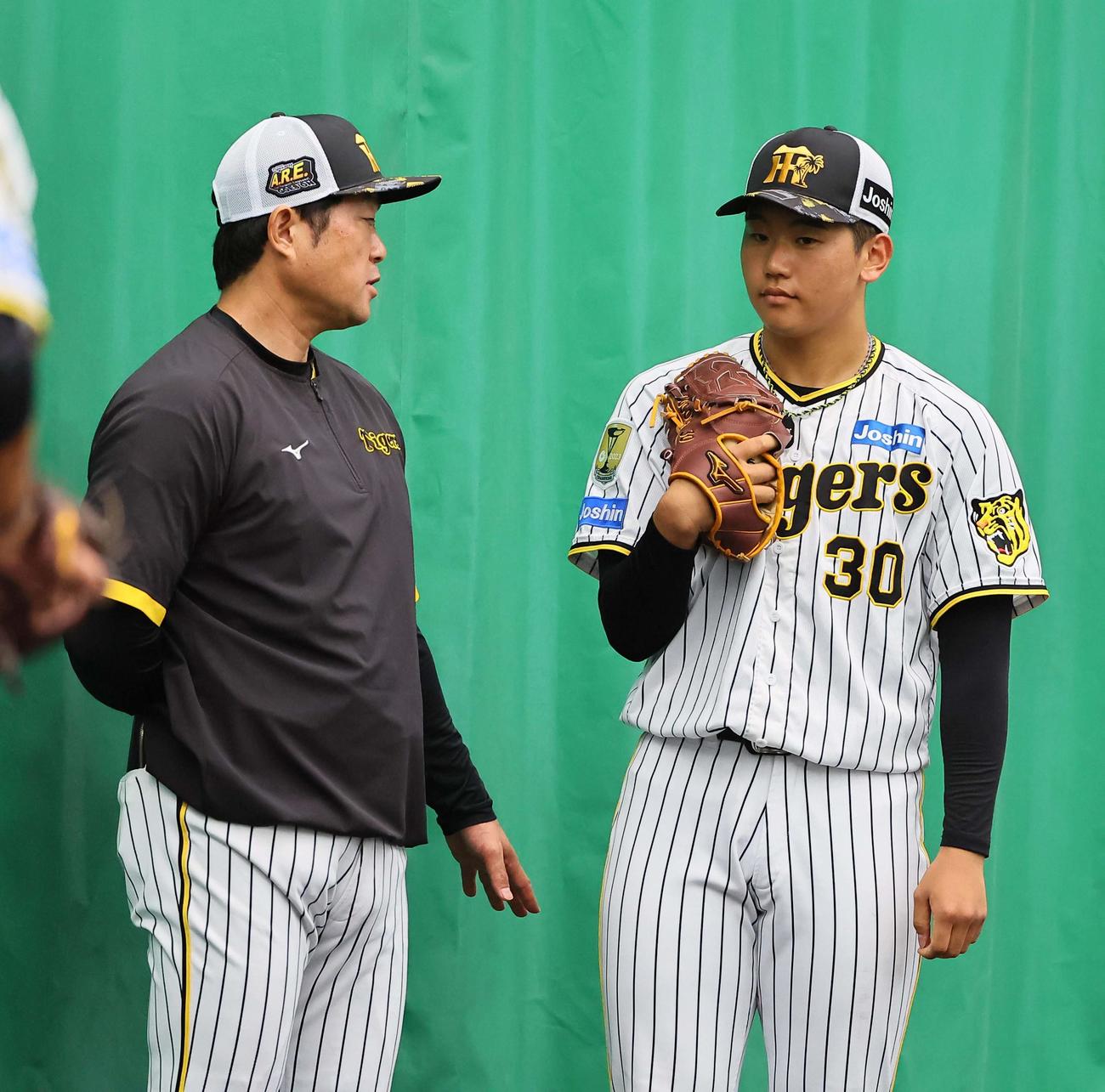 安藤コーチ（左）と話をする門別（撮影・上田博志）