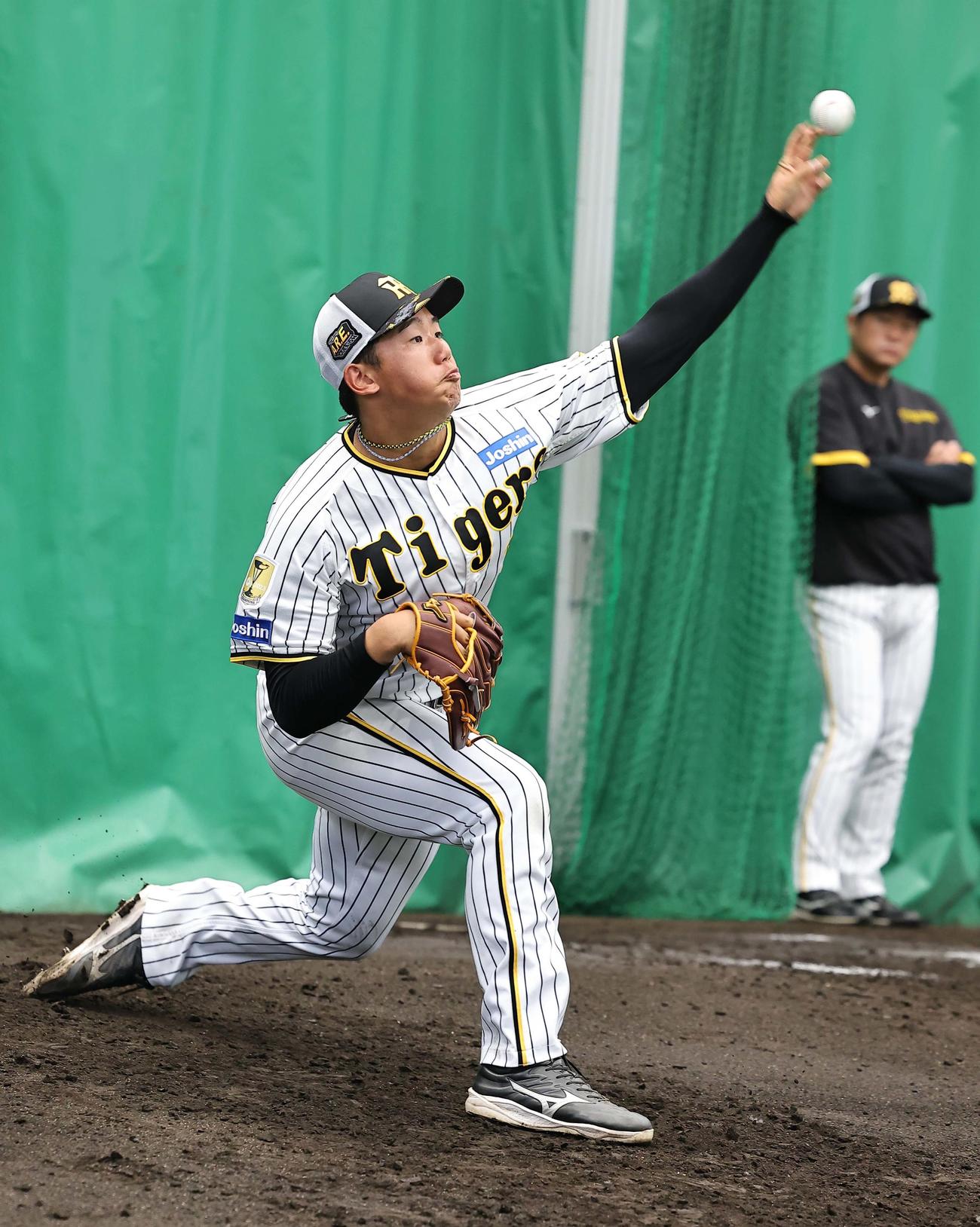 ブルペンで投球練習をする門別（撮影・上田博志）