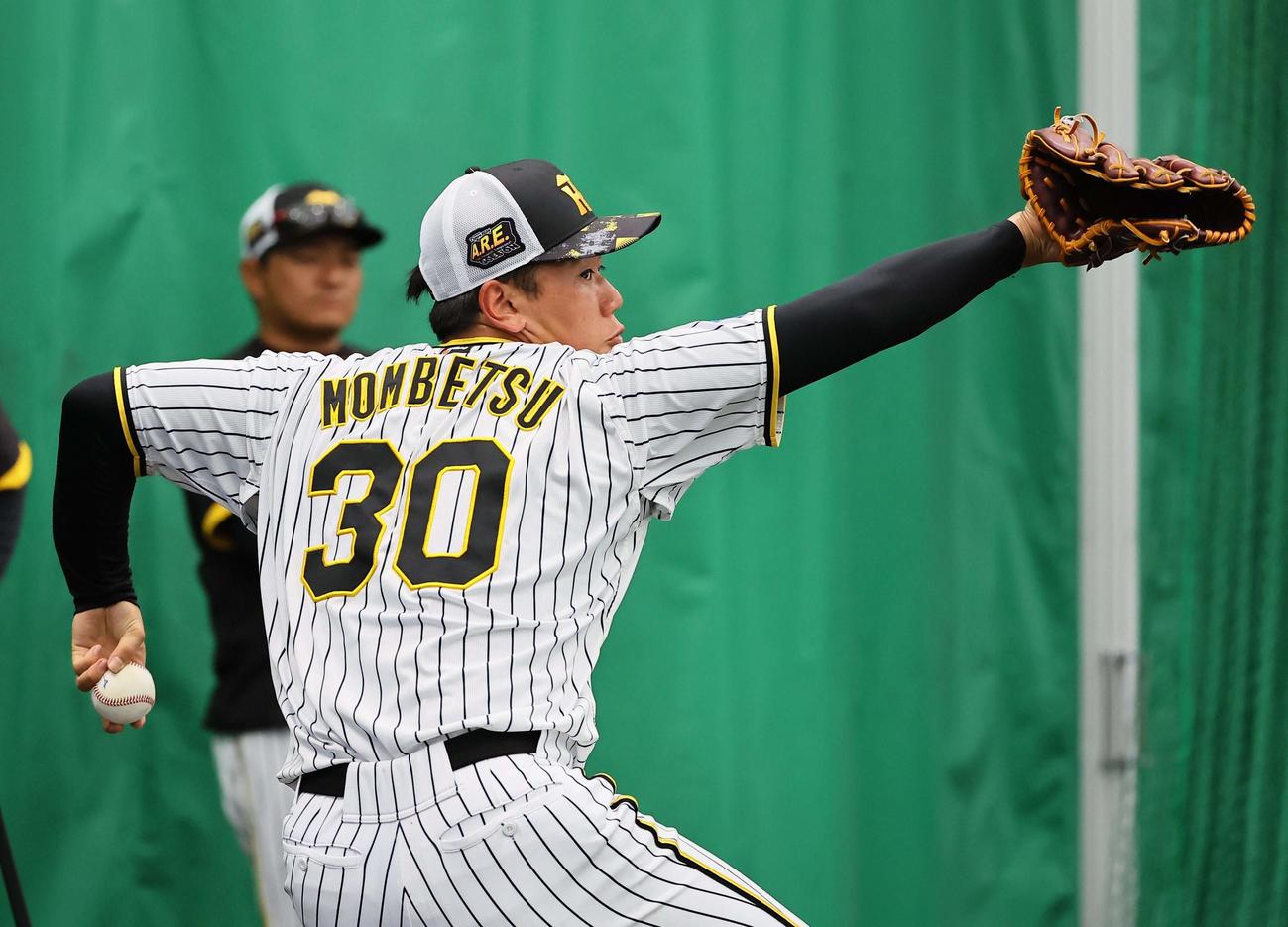 ブルペンで投球練習をする門別（撮影・上田博志）