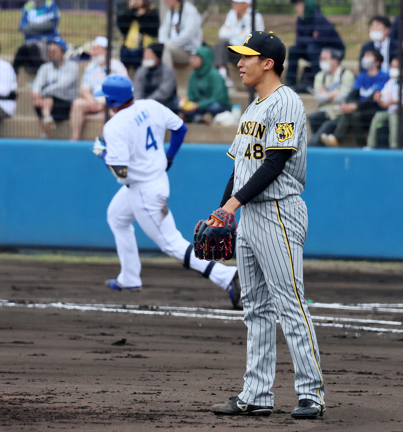 2軍練習試合中日対阪神　3回裏中日1死、茨木は鵜飼（後方）に本塁打を浴びる（撮影・加藤哉）