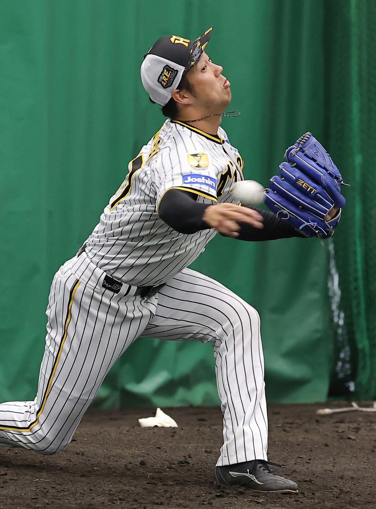 ブルペンで投球練習をする青柳（撮影・上田博志）
