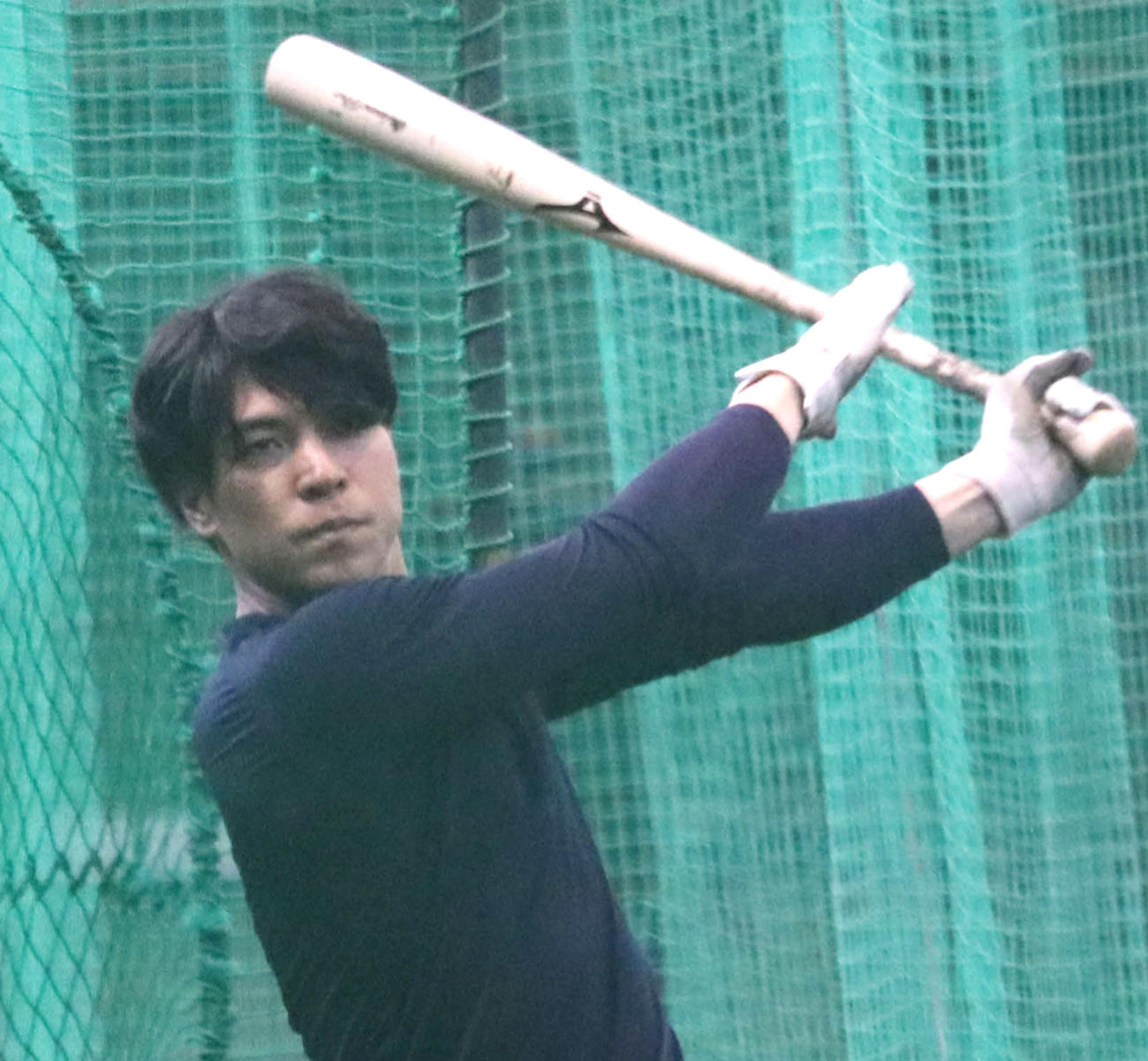 室内で打ち込む西武山野辺（撮影・山崎純一）