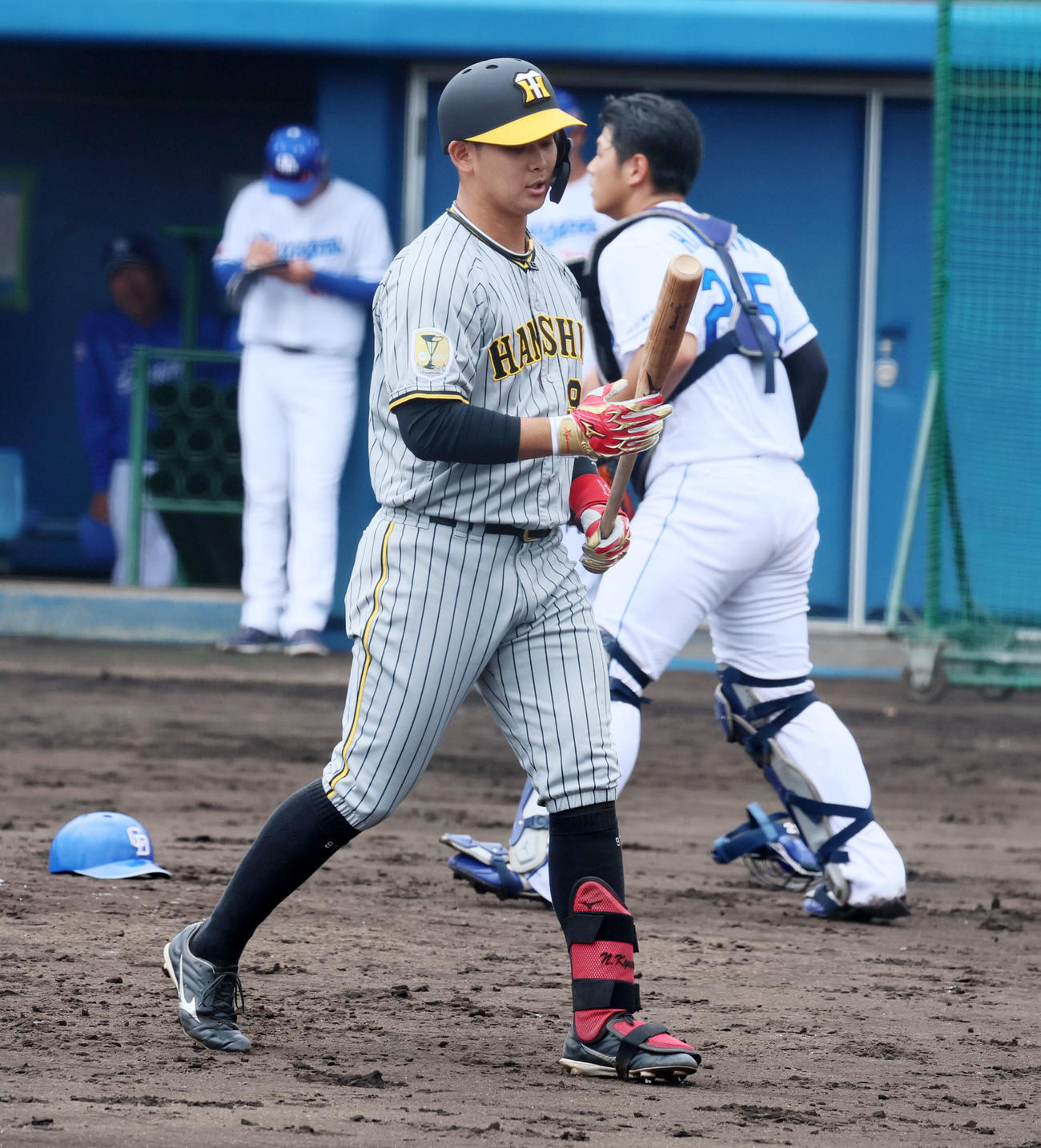 2軍練習試合中日対阪神　6回表阪神1死一塁、野口は捕邪飛に倒れる（撮影・加藤哉）