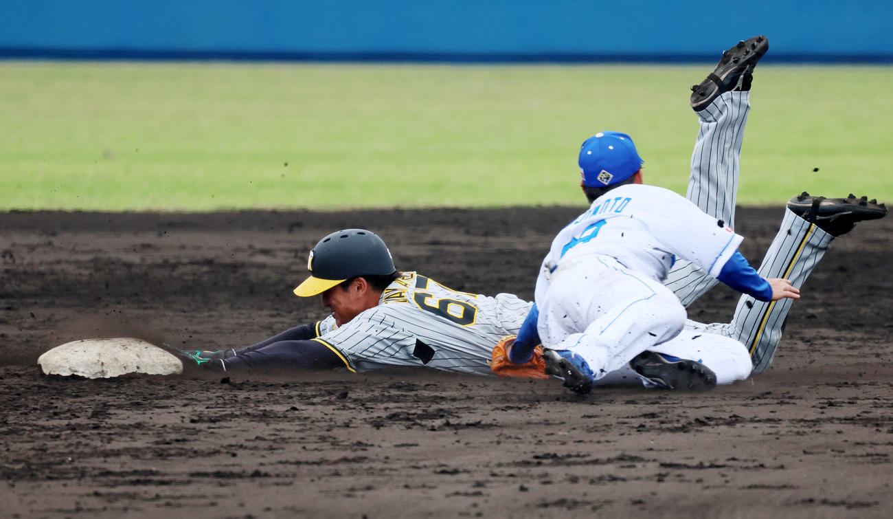 中日対阪神（練習試合）3回表阪神2死一塁、一塁走者高寺は打者遠藤のとき二塁盗塁を決める。野手は辻本（撮影・加藤哉）