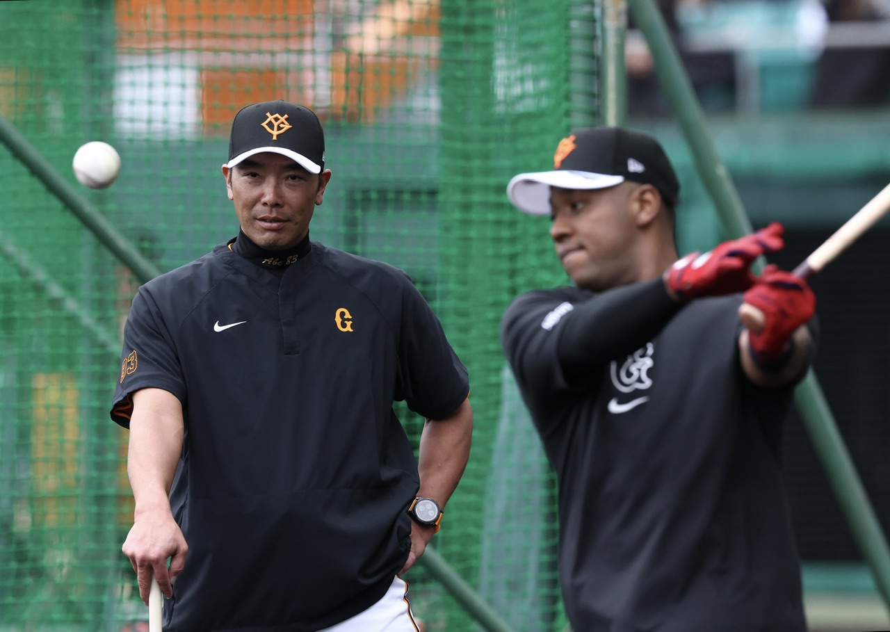 オコエ（手前）の打撃練習を見る巨人阿部監督（撮影・河田真司）