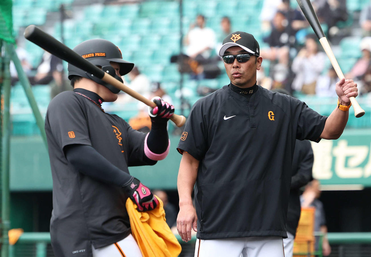 丸（左）に打撃練習でアドバイスする巨人阿部監督（撮影・河田真司）