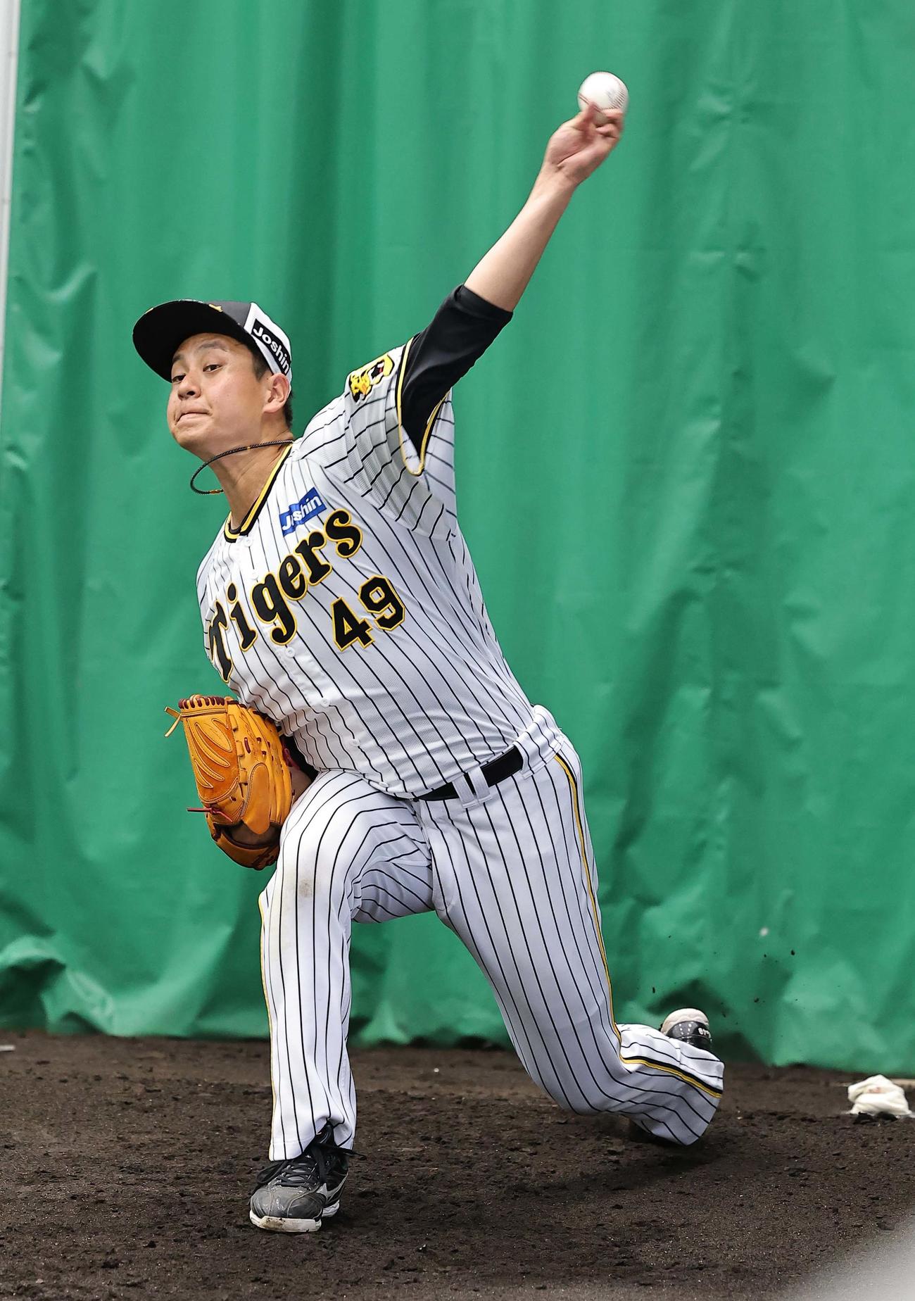 ブルペンで投球練習をする大竹（撮影・上田博志）