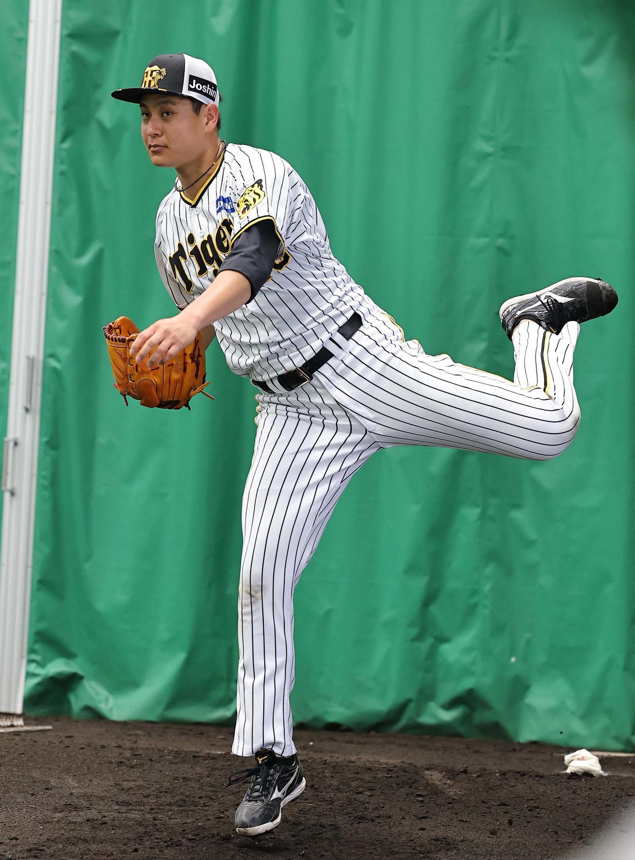 ブルペンで投球練習をする大竹（撮影・上田博志）