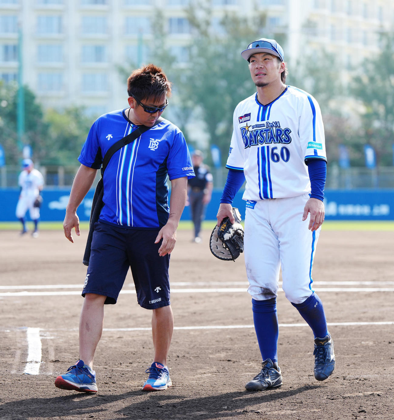 負傷しベンチに引き揚げるDeNA一塁手知野（右）（2024年2月15日撮影）