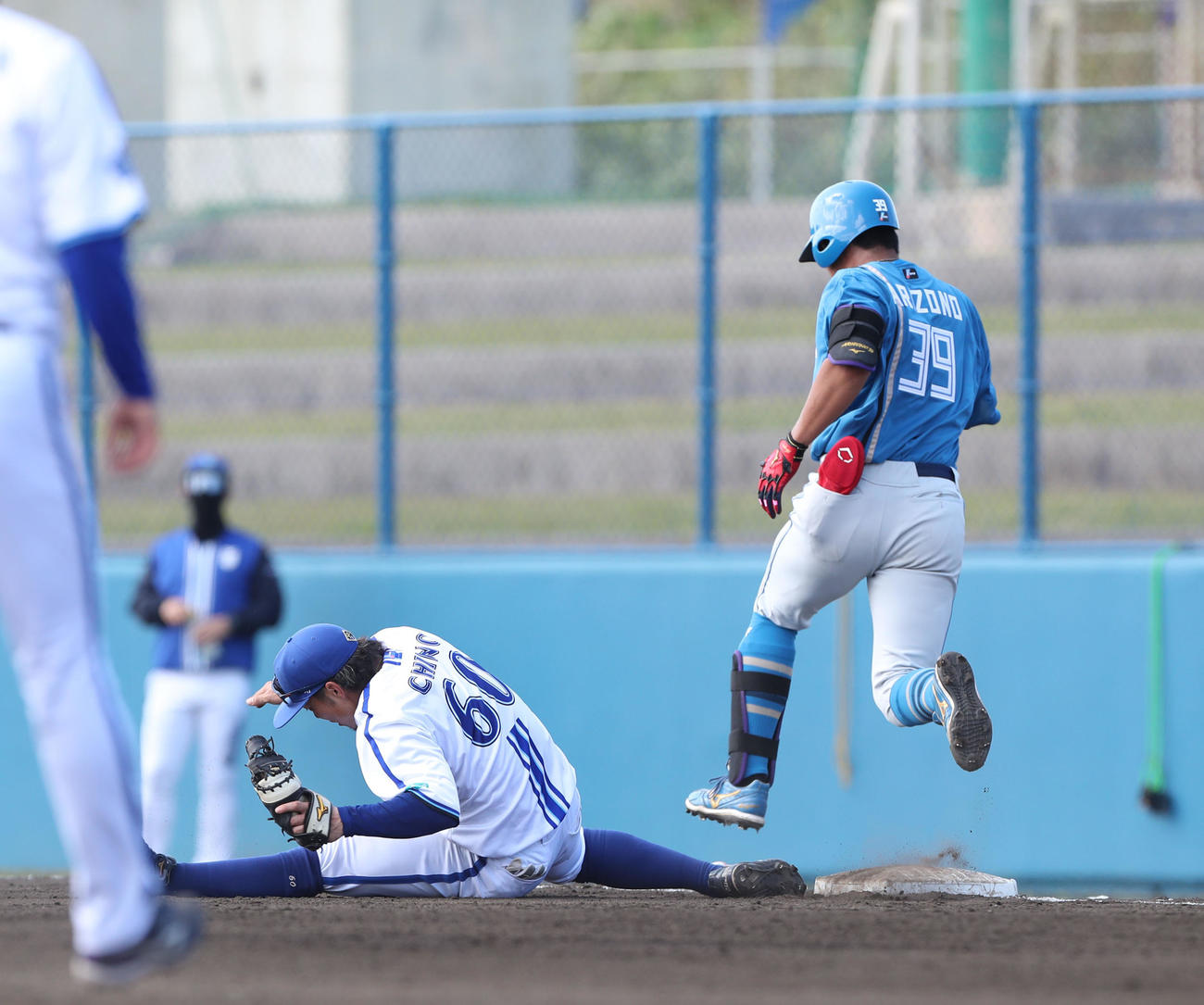 負傷するDeNA一塁手知野（2024年2月15日撮影）