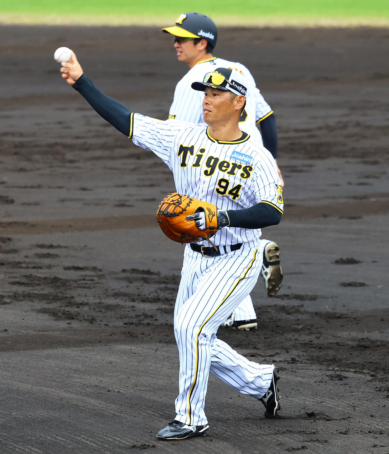 投内総合練習でホームに送球する原口（撮影・藤尾明華）