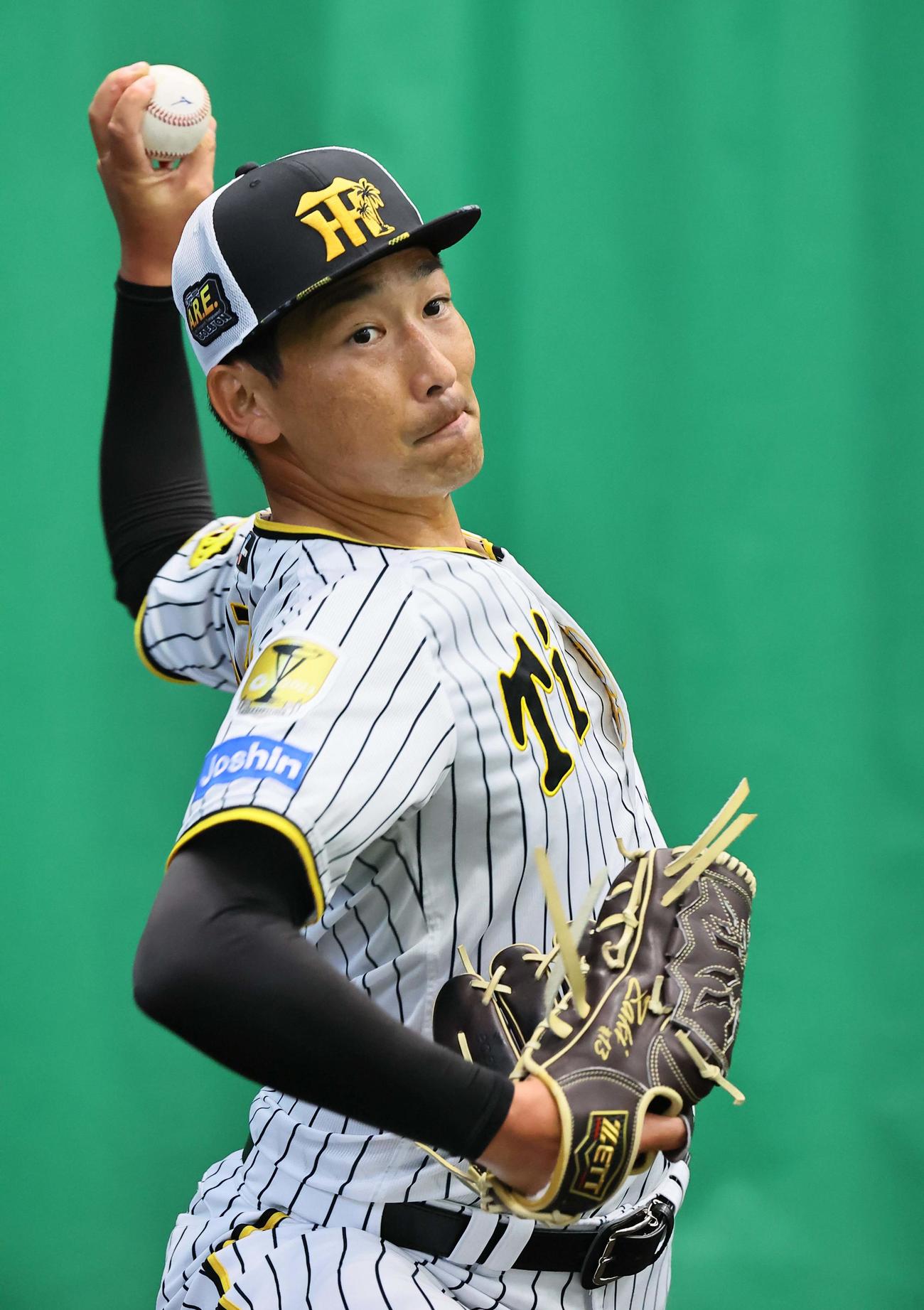 ブルペンで投球練習をする岩崎（撮影・上田博志）