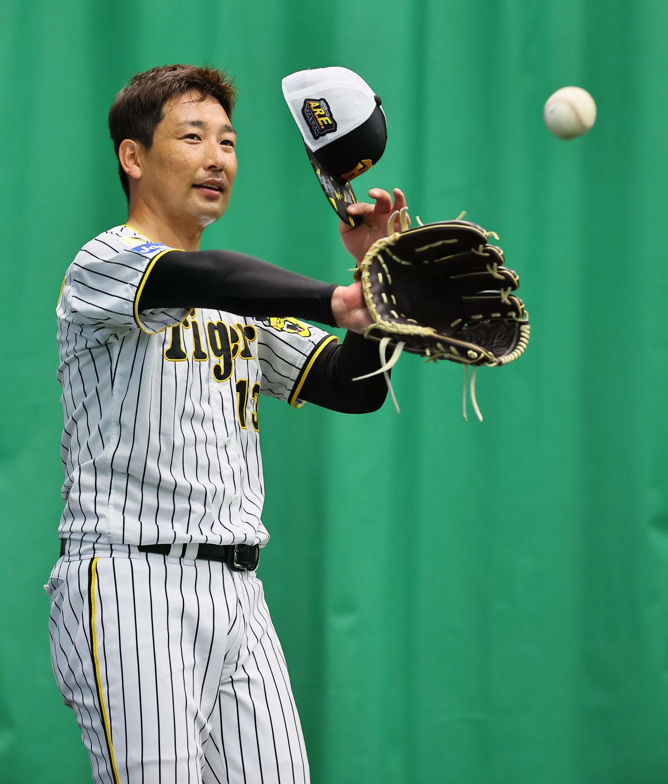 ブルペンで笑顔を見せる岩崎（撮影・上田博志）
