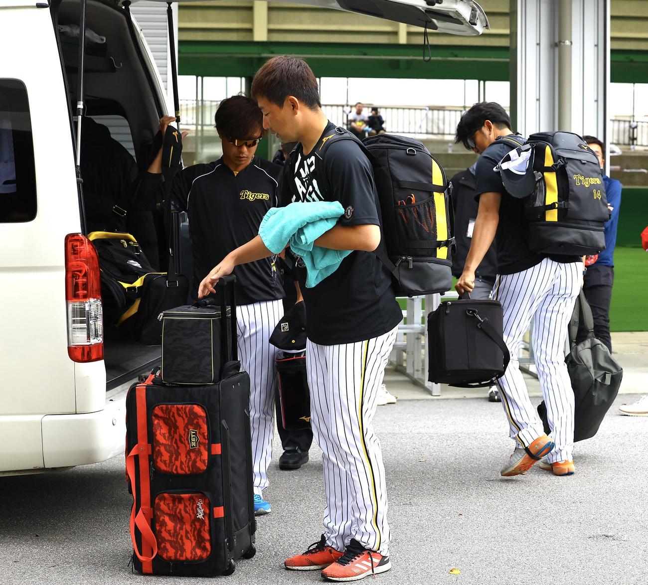 阪神春季キャンプ1軍に合流した（左から）島本、岩崎、岩貞（撮影・藤尾明華）