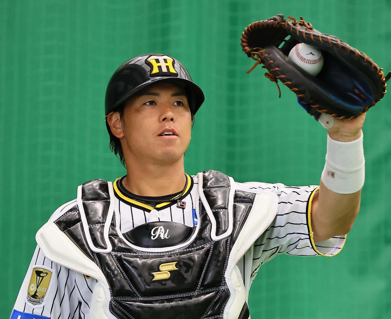 ブルペンで投球を受ける梅野（撮影・上田博志）