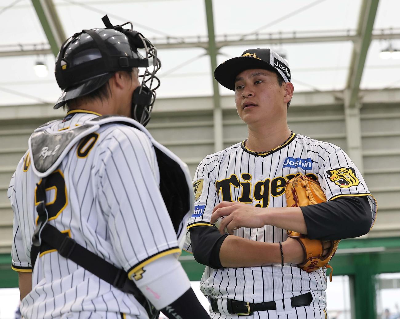 投球練習後に梅野（左）と話をする大竹（撮影・上田博志）