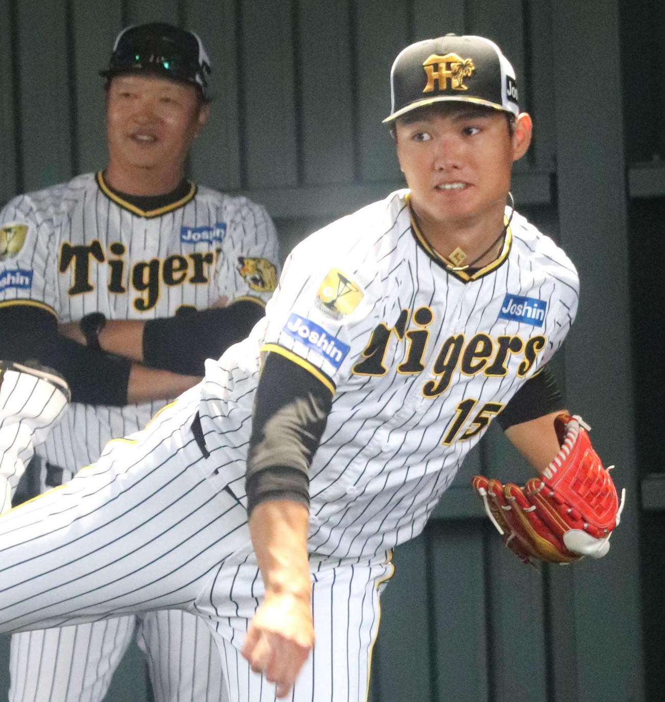 キャンプ第4クールで2軍・具志川に合流した、阪神の西純矢投手が福原忍投手コーチとフォーム確認に励む