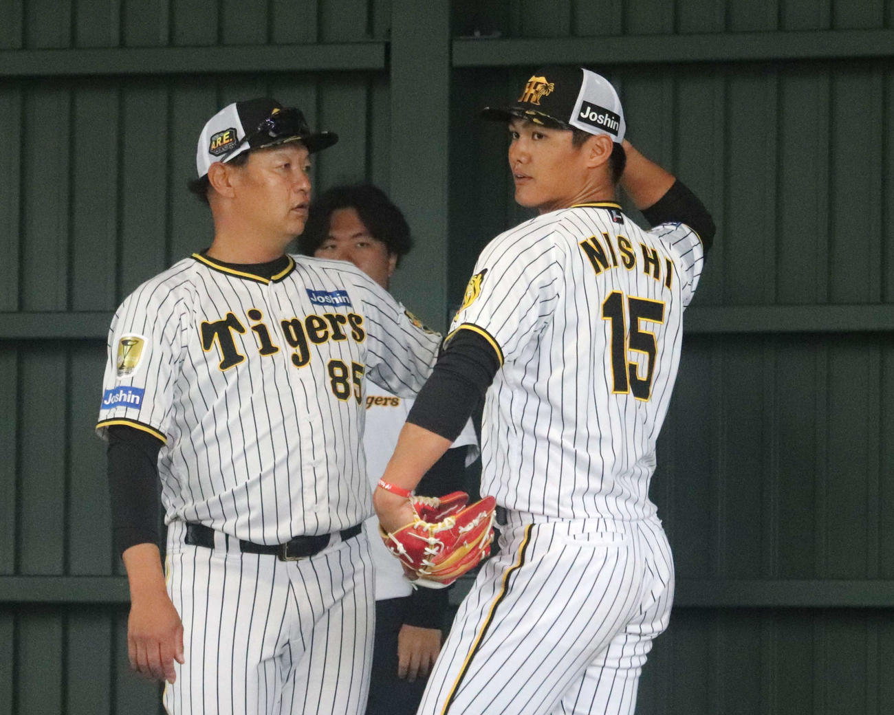 キャンプ第4クールで2軍・具志川に合流した、阪神の西純矢投手が福原忍投手コーチとフォーム確認に励む