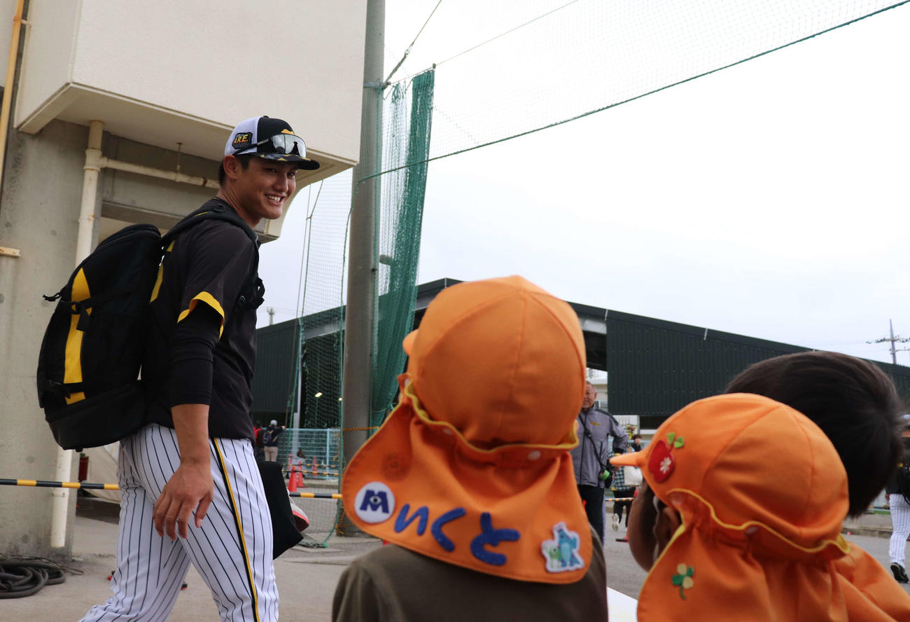 キャンプ第4クールで2軍・具志川に合流した、阪神の西純矢投手は訪れた子どもたちからエールを送られた