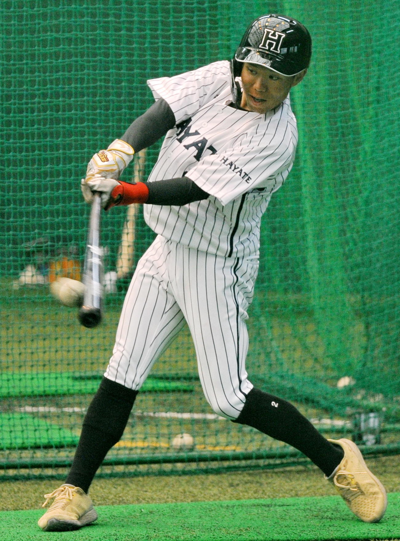 室内練習場で打撃練習を行う瀬井内野手　