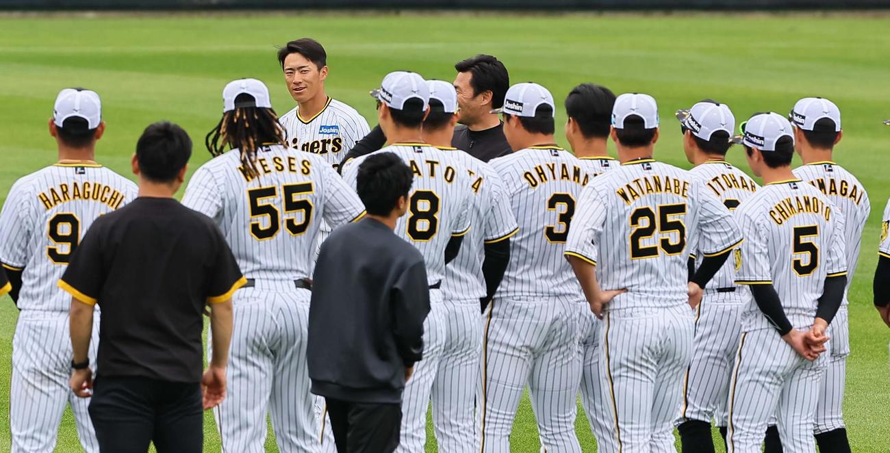 1軍に合流した福島（左から4人目）はメンバーにあいさつをする（撮影・上田博志）