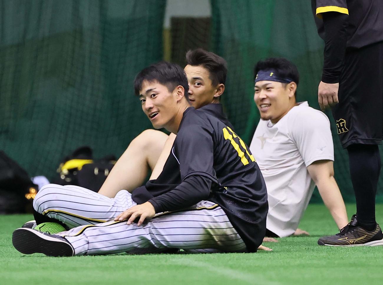 福島（左）は佐藤輝明らと笑顔を見せる（撮影・上田博志）