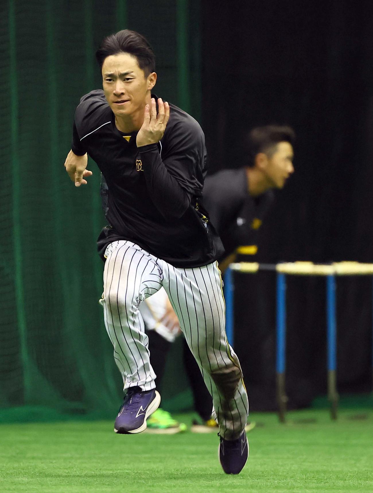 ドームでダッシュを繰り替える福島（撮影・上田博志）