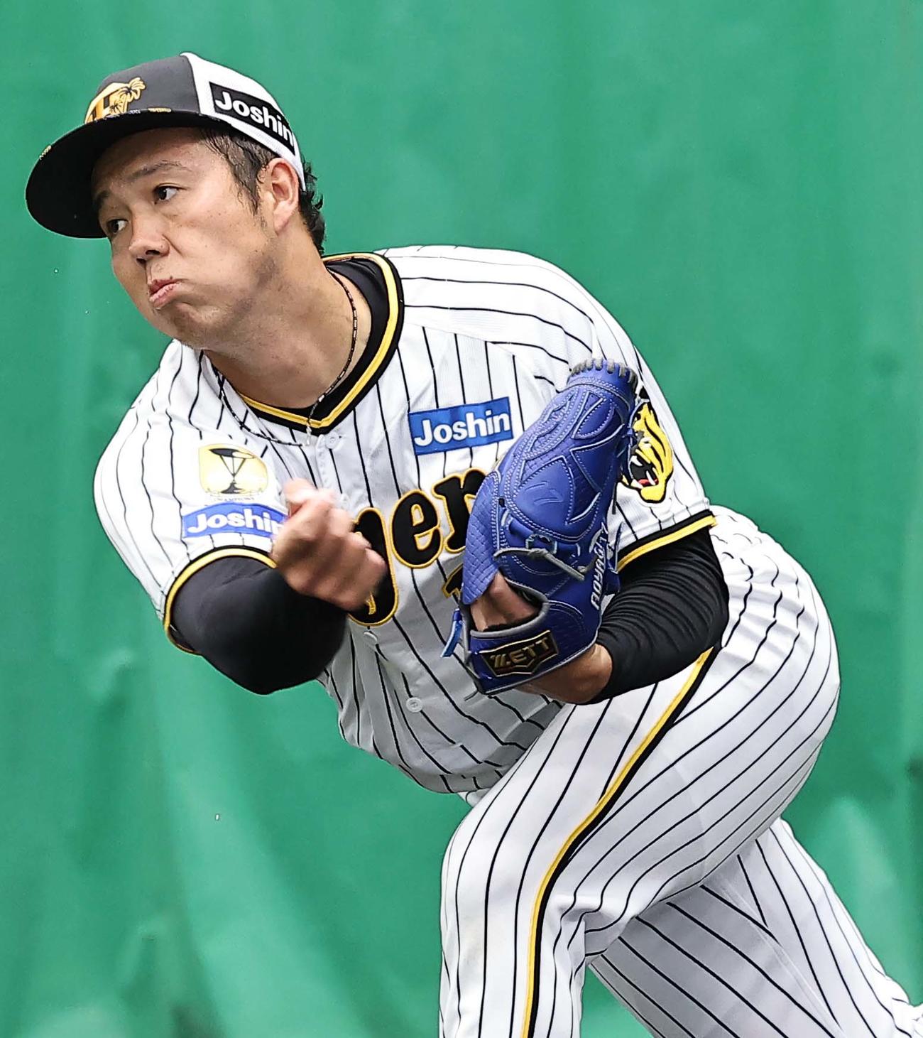 ブルペンで投球練習をする青柳（撮影・上田博志）