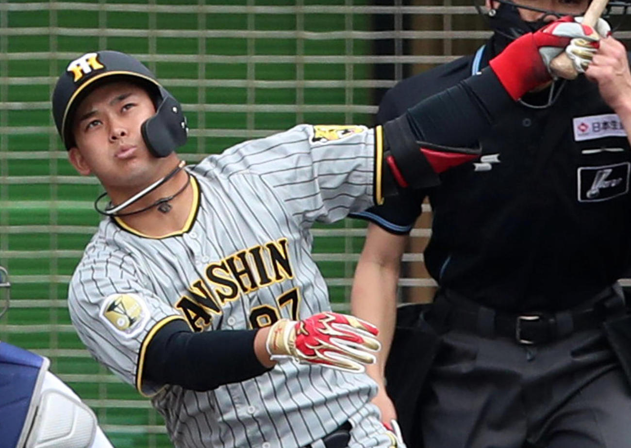 2軍練習試合中日対阪神　8回表阪神2死、野口は中飛を打ち上げる（撮影・加藤哉）