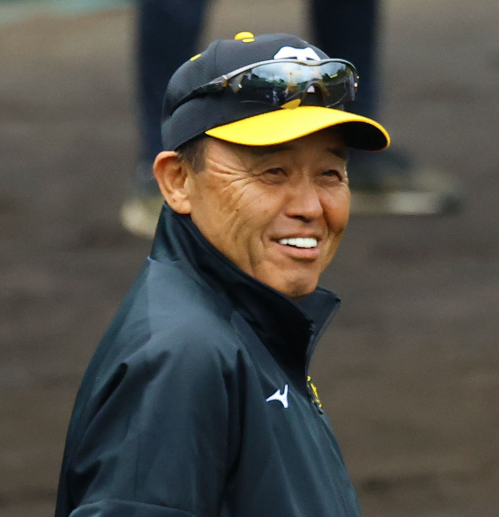 投内総合練習を見る阪神岡田監督（撮影・藤尾明華）