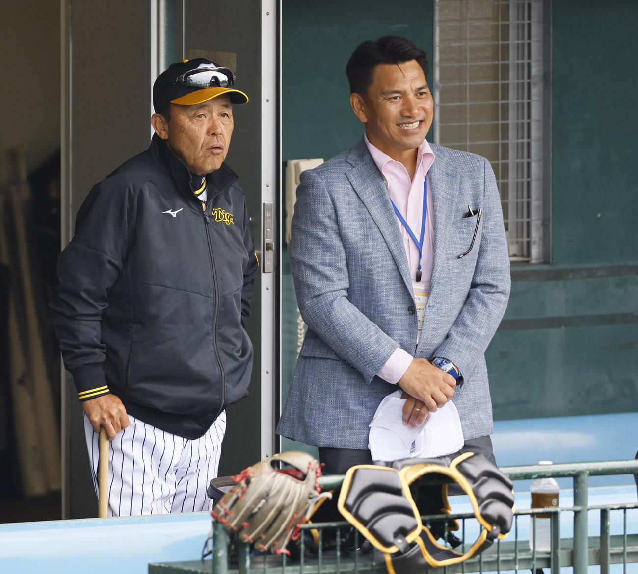 ベンチで話をする岡田監督（左）と井口資仁氏（撮影・藤尾明華）