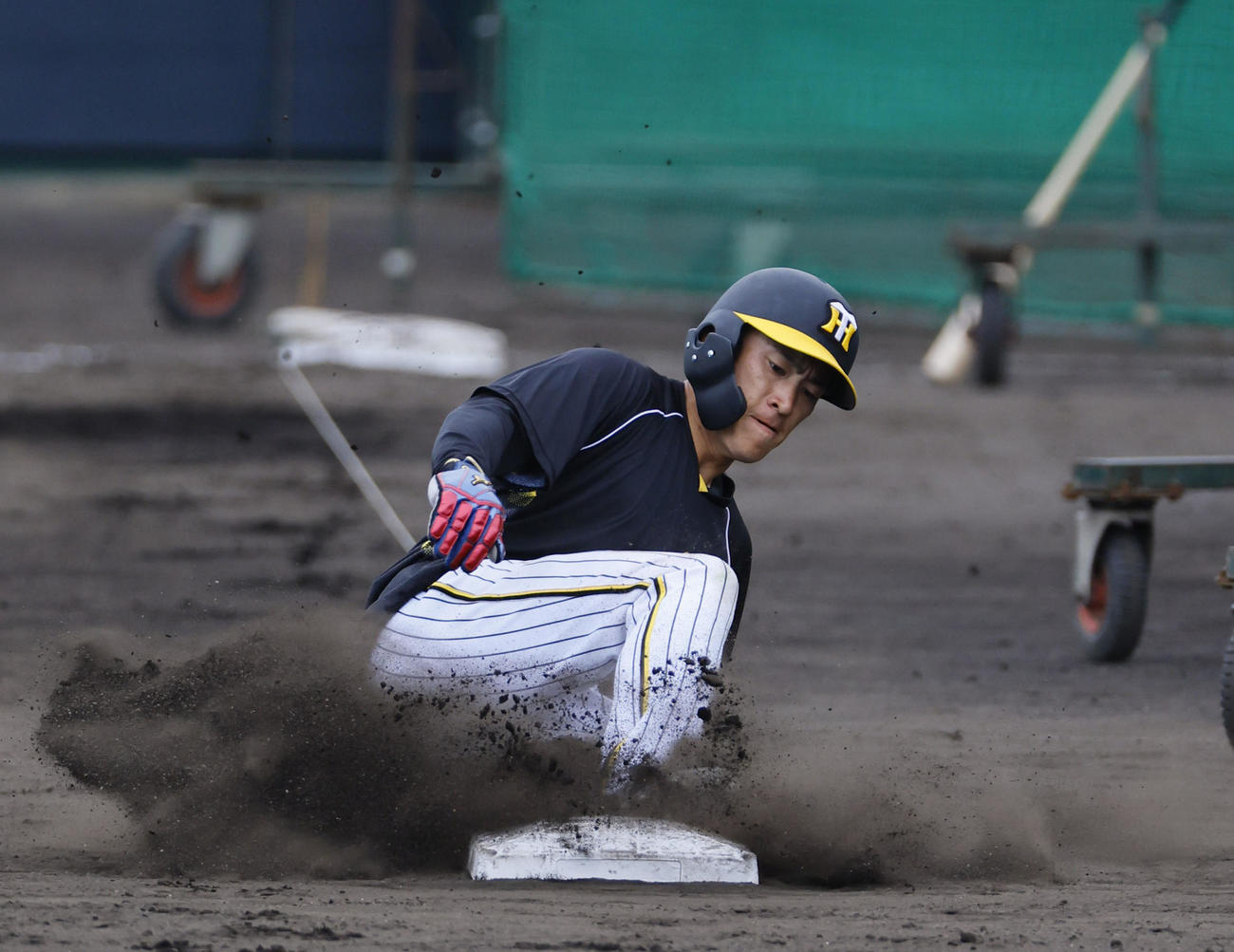 一二塁間にロープを張り、盗塁練習をする福島（撮影・藤尾明華）